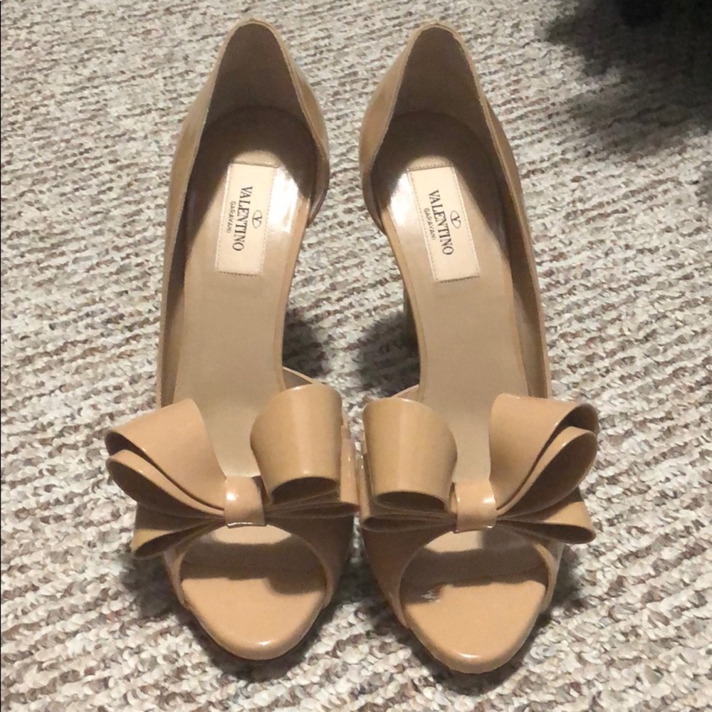 Valentino Garavani patent leather bow pumps